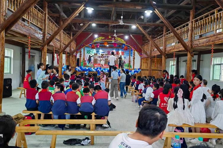 爱心与责任，杭州恒彩始终以有责任的家装公司回馈社会